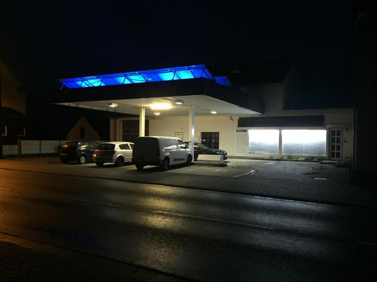 Alte Tankstelle *